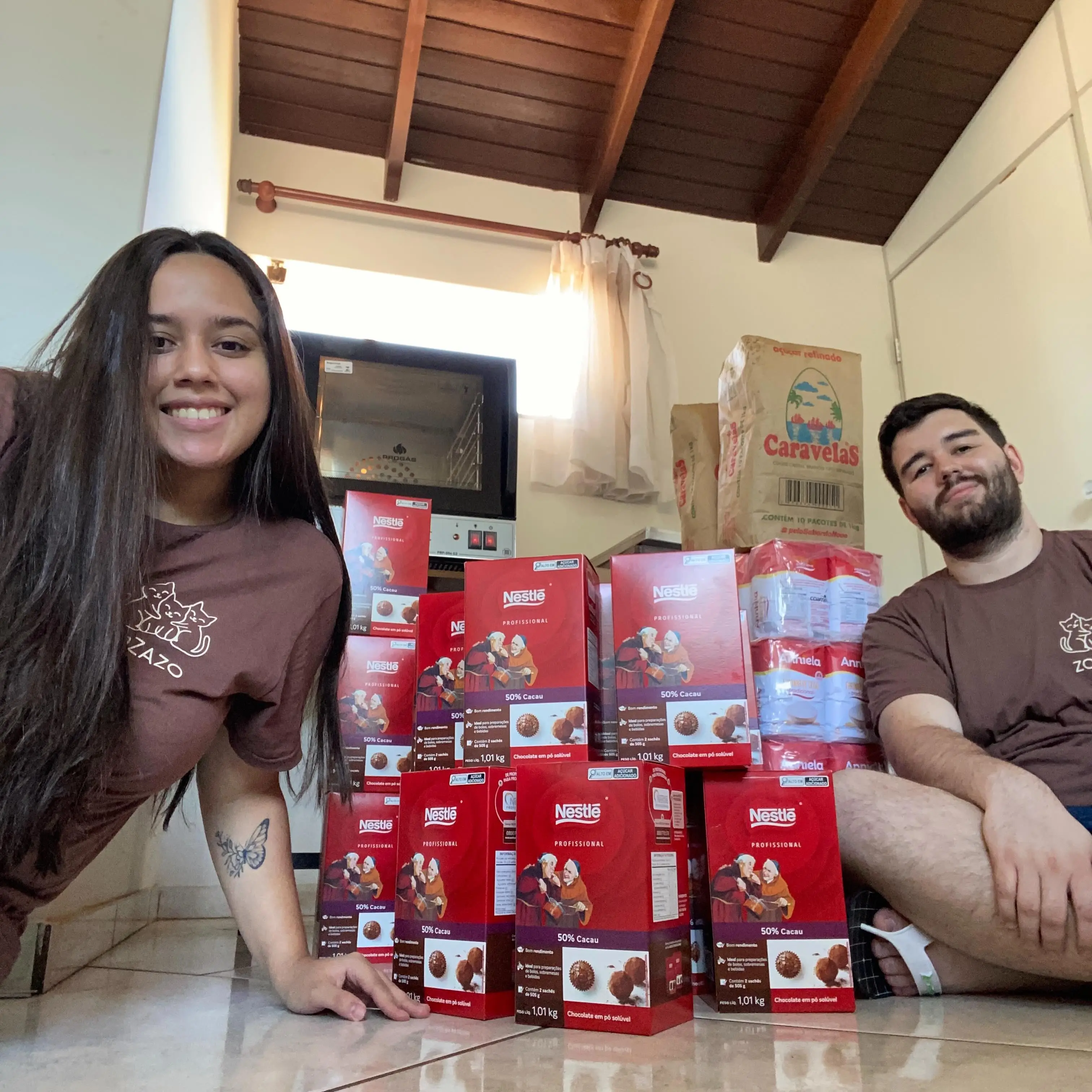 Fundadores da ZOZAZO ao lado dos ingredientes usados na produção